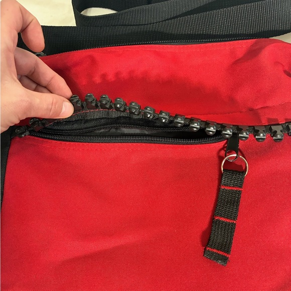 Very unique red nylon bag with huge working zipper accents - Picture 8 of 15